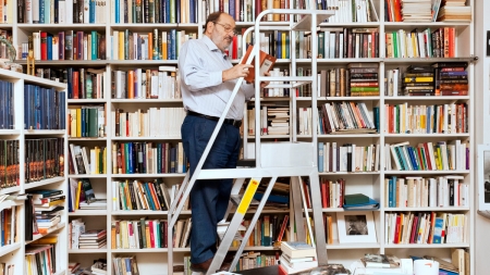 Umberto-Eco-nella-sua-biblioteca.jpg